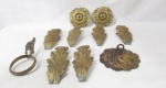 BRONZE - Lote contendo dez (10) peças confeccionadas em bronze, ricamente cinzelado, com formatos, tamanhos e decorações diversas, três dois plafoniers de teto, um aplique para móveis, e outras, medindo a maior peça: 20,5 cm de comprimento.