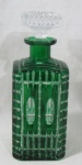 CRISTAIS - Uma garrafa para whisky em pesado cristal double verde e translúcido, profusamente lapidado com figuras geometrizadas, com tampa e fundo estrelados, medindo: alt 23 cm x larg da base 8,5 cm. Possui um bicado na borda, vide foto extra.