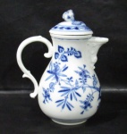PORCELANA - MEISSEN - Elegante bule em porcelana alemã vitrificada branca, ricamente adornado com elementos vegetalistas e frisos em monocromia na tonalidade azul, bico e alça trabalhados em folhas e volutas, pega da tampa moldada em feitio de flor em alto relevo, marcado no fundo. Med. alt total 20 cm x larg total 16 cm. Tampa com bicados nas laterais da borda interna.
