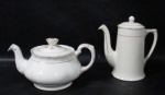 FAIANÇA - CREAMPETAL GRINDLEY ENGLAND - Dois bules, sendo um para café e um para chá, em faiança inglesa vitrificada na cor creme, ornados com frisos na tonalidade vermelha, bico e alça trabalhadas com flores, folhas e volutas, pegas das tampas em formas estilizadas de flor e pinha, bordas ligeiramente onduladas e filetadas à ouro, marcado no fundo. Med. maior: alt total 17 cm x larg total 16,5 cm/ menor: alt total 11,5 cm x larg total 23 cm.