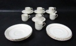 FAIANÇA - CREAMPETAL GRINDLEY ENGLAND - Sete xícaras para café e nove pires, em faiança inglesa vitrificada na cor creme, ornados com frisos na tonalidade vermelha, alças vazadas, bordas filetadas à ouro, marcados no fundo. Med. xícaras: alt 5 cm x diam 5/ pires maior: diam 14,5 cm/ pires menor: diam 11 cm. Duas xícaras e um pires com fios de cabelo, dois pires com ínfimos bicados e um com bicado nas bordas.