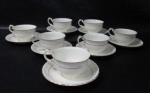 FAIANÇA - CREAMPETAL GRINDLEY ENGLAND - Sete xícaras para chá com seus respectivos pires, em faiança inglesa vitrificada na cor creme, ornados com frisos na tonalidade vermelha, alças vazadas trabalhadas com folhas e volutas, bordas ligeiramente onduladas e filetadas à ouro, marcados no fundo. Med. xícaras: alt 5,5 cm x diam 9,3/ pires: diam 14,5 cm. Uma xícara com fio de cabelo na alça, um pires com fios de cabelo na borda e um pires com ínfimo bicado na borda.