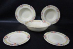 FAIANÇA - GRINDLEY MADE IN ENGLAND - Lote contendo cinco (5) peças em faiança inglesa vitrificada na cor creme, com bordas onduladas e ornadas com faixas, filetes e frisos com esmaltagem multicoloridas e resquícios em pintura à ouro, sendo: dois pratos fundos, dois pratos para sobremesa e uma travessa ovalada funda. Peças possui marca da manufaturada em suas bases. Med. maior: alt 7 cm x comp 25,5 cm x larg 20 cm/ menor: diam 18 cm. Um prato fundo e um prato para sobremesa possui fios de cabelo, e travessa apresenta marcas do tempo.