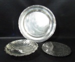 METAL- Lote com 3 peças sendo 1 prato de baixela da manufatura WOLF com bordas decoradas com cruzetas, 1 porta cartão da manufatura MAPPIN WEBB com decoração vazada e 1 fruteira com bordas serrilhadas e decoração vazada. Medida maior 39 cm e menor 22 cm.