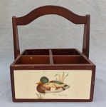 DIVERSOS, uma (1) cesta confeccionada em madeira com divisória esquartelada, ornada com apliques em azulejos representando patos, medindo 23 cm altura até a alça.