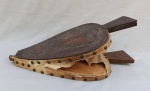 DIVERSOS, um (1) fole para acender lareira, confeccionado em materiais diversos, couro no estado, possui diversos outros pequenos defeitos, vide fotos extra, medindo 50 cm comprimento.