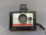 FOTOGRAFIA, uma (01) máquina fotográfica Polaroid Colorpack 80, cor preta, Made in Theo  United Kingdom, anos 70; usada, não testada, sem garantia, falta cartucho.