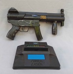 BRINQUEDO eletrônico, metralhadora Força Laser da Estrela, anos 90, medindo aproximadamente 35cm de comprimento; usado, não testado sem garantias.