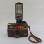 FOTOGRAFIA, uma (01) maquina fotográfica Instamatic 97-X da Kodak, Ind. Bras., acompanha Flash Frata Cube Flash, ind. Bras.; usada, não testada sem garantias.