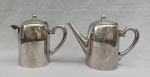 AÇO INOX, dois (2) itens: 1 bule e 1 cremeira, lisos, pega da tampa quase esférica, alças curvas, ambos com marca da manufatura FRACALANZA (tradição desde 1884), medindo 14 cm altura.