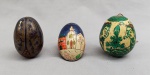 DIVERSOS, três (3) ovos torneados em madeira com pintura multicolorida, ditos PYSANKY ou DRIAPANKY (conhecido também com diversos outros nomes a depender da região; tradição milenar Pagã da Europa Central e Oriental, mormente entre os povos Eslavos, inicialmente decorados com símbolos da natureza, relacionado ao Deus Sol DAZHBOH (Deus que aquecia a terra e era a fonte de toda a vida), usados nos rituais da primavera e serviam como talismãs benevolentes, além de madeira eram confeccionados em materiais variados como: cerâmica, osso, pedra e inclusive o próprio ovo de pássaro; através do sincretismo religioso foi transformado no ovo de Páscoa Cristão; atualmente difundido em vários países principalmente: Rússia; Ucrânia; Bulgária; Tcheca; Lituânia; Eslovênia; Hungria; Croácia; Macedônia e Romênia), medindo em média 6,5 cm.