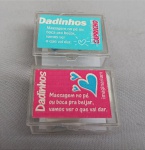 BRINQUEDO ADULTO, quatro (4) dados com legendas sugestivas de cunho erótico, medindo 2 x 2 x 2 cm, acondicionados aos pares em caixa original de acrílico, vendida na IMAGINARIUM.