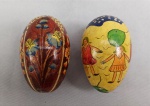 DIVERSOS, dois (2) ovos torneados em madeira com pintura multicolorida, ditos PYSANKY ou DRIAPANKY (conhecido também com diversos outros nomes a depender da região; tradição milenar Pagã da Europa Central e Oriental, mormente entre os povos Eslavos, inicialmente decorados com símbolos da natureza, relacionado ao Deus Sol DAZHBOH (Deus que aquecia a terra e era a fonte de toda a vida), usados nos rituais da primavera e serviam como talismãs benevolentes, além de madeira eram confeccionados em materiais variados como: cerâmica, osso, pedra e inclusive o próprio ovo de pássaro; através do sincretismo religioso foi transformado no ovo de Páscoa Cristão; atualmente difundido em vários países principalmente: Rússia; Ucrânia; Bulgária; Tcheca; Lituânia; Eslovênia; Hungria; Croácia; Macedônia e Romênia), medindo em média 7 cm.