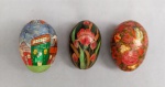 DIVERSOS, três (3) ovos torneados em madeira com pintura multicolorida, ditos PYSANKY ou DRIAPANKY (conhecido também com diversos outros nomes a depender da região; tradição milenar Pagã da Europa Central e Oriental, mormente entre os povos Eslavos, inicialmente decorados com símbolos da natureza, relacionado ao Deus Sol DAZHBOH (Deus que aquecia a terra e era a fonte de toda a vida), usados nos rituais da primavera e serviam como talismãs benevolentes, além de madeira eram confeccionados em materiais variados como: cerâmica, osso, pedra e inclusive o próprio ovo de pássaro; através do sincretismo religioso foi transformado no ovo de Páscoa Cristão; atualmente difundido em vários países principalmente: Rússia; Ucrânia; Bulgária; Tcheca; Lituânia; Eslovênia; Hungria; Croácia; Macedônia e Romênia), medindo em média 6,5 cm.