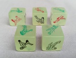 BRINQUEDO ADULTO, cinco (5) dados com silhuetas de cunho erótico e sexual, tipo Kama Sutra, medindo 2,2 x 2,2 x 2,2 cm.