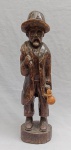 ARTE POPULAR, uma (1) escultura entalhada em madeira representando retirante segurando uma cabaça (natural), sem assinatura aparente, possui sinais xilófagos, medindo 49 cm altura.