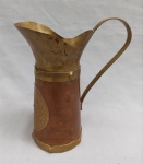 DIVERSOS, uma (1) jarra pequena, confeccionada artesanalmente em cobre e latão, ornada com simbologia da antiga cultura asteca, marca de origem México na base, medindo 18 cm altura até a alça.