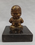 ESCULTURA, de soldado da PM Paulista em bronze, sobre base de granito preto; medindo a escultura 7cm de altura e a base 7,5x7,5x2cm.