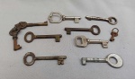 DIVERSOS, dez (10) chaves confeccionadas em metais variados, tipos, manufaturas e modelos diversos, usadas, medindo a maior 7 cm.