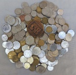 NUMISMÁTICA, aproximadamente 1 kg de moedas, nacionais e estrangeiras, tipos, períodos, valores, estados de conservação e metais diversos, CAÇA AO TESOURO, além de uma medalha em bronze, comemorativa a Segunda Convenção Nacional dos Agentes Fiscais do Imposto de Renda, realizada no Rio de Janeiro entre 23 e 28 de Novembro de 1962, gravador Z TRINDADE, medindo 50 mm, cunhada pela CMB-RJ (Casa da Moeda do Brasil no Rio de Janeiro).