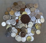 NUMISMÁTICA, aproximadamente 1 kg de moedas, nacionais e estrangeiras, tipos, períodos, valores, estados de conservação e metais diversos, CAÇA AO TESOURO, além de uma medalha em bronze, comemorativa a Segunda Convenção Nacional dos Agentes Fiscais do Imposto de Renda, realizada no Rio de Janeiro entre 23 e 28 de Novembro de 1962, gravador Z TRINDADE, medindo 50 mm, cunhada pela CMB-RJ (Casa da Moeda do Brasil no Rio de Janeiro).