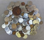 NUMISMÁTICA, aproximadamente 1 kg de moedas, nacionais e estrangeiras, tipos, períodos, valores, estados de conservação e metais diversos, CAÇA AO TESOURO, além de uma medalha em bronze, comemorativa a Segunda Convenção Nacional dos Agentes Fiscais do Imposto de Renda, realizada no Rio de Janeiro entre 23 e 28 de Novembro de 1962, gravador Z TRINDADE, medindo 50 mm, cunhada pela CMB-RJ (Casa da Moeda do Brasil no Rio de Janeiro).