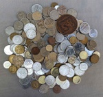 NUMISMÁTICA, aproximadamente 1 kg de moedas, nacionais e estrangeiras, tipos, períodos, valores, estados de conservação e metais diversos, CAÇA AO TESOURO, além de uma medalha em bronze, comemorativa a Segunda Convenção Nacional dos Agentes Fiscais do Imposto de Renda, realizada no Rio de Janeiro entre 23 e 28 de Novembro de 1962, gravador Z TRINDADE, medindo 50 mm, cunhada pela CMB-RJ (Casa da Moeda do Brasil no Rio de Janeiro).