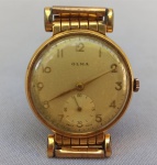RELÓGIO, um (1) antigo de pulso da marca OLMA (Olma Watch Company, fundada em 1926, com sede na 33 Rue de LHospital, Fleurier, Suíça; em 1978 recebeu o Certificado do Observatório de Neuchatel, que atesta a qualidade de relógios precisos e de primeira classe), mostrador com algarismos arábicos, mecânico, a corda funcionando, caixa e pulseira em metal dourado, tampa em aço numerada 2509, medindo 35 mm diâmetro, usado e sem garantia.