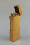 COLECIONISMO, um (1) isqueiro de luxo da marca DUNHILL (fundada em 1907 por Alfred Dunhill, como uma tabacaria em Londres; em 1929 aposentou-se e seu filho Alfred Henry Dunhill, assumiu a empresa; em 1967 foi vendida parte da empresa para British American Tobacco; em 1977 comprou a MONBLANC; em 1985 assumiu a CHLOÉ; em 1991 adquiriu a HACKETT; em 1992 comprou a KARL LAGERFELD; em 1993 foi incorporada pela CARTIER e renomeada GROUPE VENDÔME; em 1998 a RICHEMONT assumiu 100% da empresa; em 1997 vendeu a marca KARL LEGERFELD; em 2005 vendeu a marca HACKETT; ainda em funcionamento), espessado a ouro, produzido na Suíça, usado e em excelente estado, possui a pedra, falta o gás, medindo 63 x 22 x 11 mm.