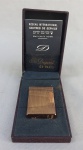 DIVERSOS, um (1) isqueiro de luxo francês, confeccionado em bronze banhado a OURO, 20 microns, marca S. T. DUPONT (Simon Tissot-Dupont Sabóia, 1847 fundou uma empresa de carruagens que foi destruída por um incêndio em 1872; no mesmo ano, ele comprou uma oficina que fazia pastas de couro para diplomatas e empresários; em 1884, Dupont tornou-se o fornecedor de uma das maiores lojas do mundo Les Grands Magasins du Louvre; em 1919 Dupont passou a empresa para seus filhos, Lucien e André, que, passaram a comercializar com o nome de Les Fils de S.T. Dupont os Filhos de S.T. Dupont; em 1924 a S. T. Dupont transferiu suas oficinas da rue Dieu em Paris de volta para a cidade natal da família, Faverges, em Savoy; em 1929, Lucien Tissot-Dupont foi convidado a Nova York por Louis Cartier para apresentar suas malas de viagem; em 1971, a Gillette comprou 48% das ações da S. T. Dupont; em 1987 foi vendida para Dickson Concepts, varejista de produtos de moda, relógios e jóias de Hong Kong), usado, muito bem conservado, possui pedra, falta o gás, numerado A8JE23, acondicionado em estojo original com certificado de garantia.