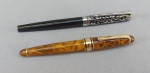 COLECIONISMO, duas (2) canetas tinteiro distintas, ambas com pena IRIDIUM  GERMANY, confeccionadas em materiais diversos, usadas e bem conservadas, vide fotos.