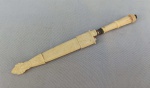 CUTELARIA, uma (1) faca de gaúcho, com cabo e bainha em polímero na tonalidade marfim, com a legenda Lembrança do Rio Grande do Sul e ornamentação relevada em parras de uva, lâmina em aço da manufatura CORNETA (uma das pioneiras em cutelaria no Brasil, fundada pelos irmãos Berg, com tradição no ramo desde 1787 na Alemanha, começou as atividades comerciais no Brasil em 1902 e passou a fabricar aqui a partir de 1932, sofreu intervenção em 1943 devido a Segunda Guerra e a partir de 1948 tornou-se 100% nacional), medindo 19,5 cm comprimento.