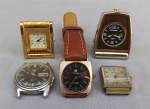 RELÓGIOS, cinco (5) distintos: 2 de viagem, um da marca MONDAINE (Mondaine Watch Ltd., relojoaria fundada em 1944, por Hans Hilfiker, em Zurique, Suíça), mostrador preto com algarismos arábicos, não sei abrir para verificar o movimento e um da marca NATION, mostrador branco com algarismos romanos, movimento quartz, aparentemente em bom estado, possivelmente demanda bateria; 3 de pulso, um da marca JOSMAR (fundada em 1917 como J. Kocker & Schluep; em 1937 mudou o nome para Kocker Freres e passou a produzir Roskopf; em 1945 se reorganizou como Jismar Watch SA; na década de 70 foi vendida para Zeno Watch), mecânico, a corda com 15 rubis ou safiras, funcionando, acrílico do dial do tipo curvex, mostrador com algarismos arábicos, caixa em metal prateado, medindo 25 x 25 mm, tampa em aço, falta a pulseira; um da marca SEIKO (fundada em 1881 como joalheria pelo próprio Kintaro Hattori, estabelecida em Giza, Tóquio; em 1892 passou a produzir relógios com o nome SEIKOSHA; em 1924 mudou o nome para SEIKO; em 1969 lançou o relógio ASTRON iniciando a era de relógios quartz; em 1980 lançou o relógio quartz automático, ainda em atividade), automático, funcionando, mostrador preto com calendário que sinaliza dia e semana, caixa e tampa em aço, medindo 35 mm diâmetro, numerado 073737, falta a pulseira e um da marca TRESSA (uma das marcas usada na década de 60 pela SELLITA, fundada em 1952 na Suíça, também usava a marca ERGUEL, a partir de 1970 passou a fazer parte da Union Pour Des Montres Ancre Economiques), mostrador preto, mecânico com 17 rubis ou safiras, caixa em metal prateado, tampa em aço inox, medindo 27 x 27 mm, funcionando, pulseira em couro; todos os itens, usados e sem garantias.