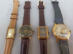 RELÓGIOS, quatro (4) antigos de pulso: 2 da marca MONDAINE (Mondaine Watch Ltd., relojoaria fundada em 1944, por Hans Hilfiker, em Zurique, Suíça), ambos modelo DE LUXE, mecânico, mecanismo a corda: um funcionando com 17 rubis ou safiras, caixa em metal dourado, medindo 26 x 21 mm, tampa em aço inox, pulseira em couro, outro parado com 17 rubis ou safiras, caixa em metal dourado, medindo 30mm, tampa em aço inox, pulseira em couro, acrílico do dial com bastante arranhões na borda; 1 da marca ARDOR, Suíço, mecânico, automático, funcionando, mecanismo com 17 rubis ou safiras, mostrador com algarismos arábicos, falta o ponteiro que marca os segundos, caixa em metal dourado, medindo 36 mm diâmetro, tampa em aço inox, numerada 1082 432, pulseira em couro; 1 da marca LYDO, mostrador com algarismos arábicos, mecânico, a corda, parado, caixa em plaque dor, inclusive a tampa, medindo 25 x 16 mm, pulseira em couro, todos os itens usados e sem garantias.