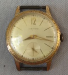 RELÓGIO, um (1) antigo de pulso da marca JUNGHANS (Gebr. Junghans Uhrenfabrik, fundada em 1861, por Erhard Junghans, inicialmente como fabricante de peças para relógios; em 1866 produziu seu primeiro relógio por completo; em 1870 morre Erhard Junghans e seus filhos Arthur e Erhard Jr assumem a fabrica; em 1877 fez o registro da primeira marca da fabrica representada por uma águia com uma bandeira; em 1890 registrou a marca com a estrela de oito pontas; em 1903 já era o maior fabricante de relógios do mundo; depois da Guerra o bisneto Helmut Junghans dá continuidade aos negócios da família; em 1927 começou a produzir relógios de pulso; em 1956 passou a ser propriedade da Diehl; em 1985 lança o primeiro relógio atômico; em 1986 lança o primeiro relógio solar atômico; em 1989 lança o primeiro relógio de pulso atômico; em 1991 lança o primeiro relógio atômico com movimento analógico com antena externa; em 1994 idem com antena integrada), mostrador com algarismos arábicos, mecânico, funcionamento a corda, ao dar corda funciona e para logo em seguida, caixa em metal dourado, medindo 30 mm diâmetro, tampa em aço inox, falta a pulseira, usado e sem garantia.