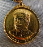 NUMISMÁTICA, uma (1) medalha do III Congresso Pan-Americano e IV Brasileiro de História da Medicina  Comemoração do IV Centenário do Rio de Janeiro 1565  1965, anverso com busto perfilado de Oswaldo Cruz, medindo 36 mm diâmetro , mais olhal, argola, contra argola e fita verde, amarela e verde.