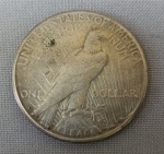 NUMISMÁTICA, USA, uma (1) moeda de 1 dólar, prata (900 milésimos), 1923 S (cunhada em San Francisco), 26,5gr, 38,1mm diâmetro, muito bom estado de conservação, popularmente conhecida com PEACE, designer Anthony de Francisni.