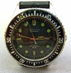 RELÓGIO, um (1) de pulso da marca CITIZEN (Citizen Watch Company, estabelecida em 1918 no Instituto de Pesquisa SHOKOSHA WATCH, no Japão; em 1924 produziu seu primeiro relógio de bolso; em 1930 virou CITIZEN WATCH Co.; em 1931 produziu seu primeiro relógio de pulso; em 1952 produziu o primeiro relógio de fabricação japonesa com calendário; em 1955 passou a exportar relógios de pulso; em 1993 lança o primeiro relógio controlado por rádio; em 1996 lança o primeiro relógio a energia solar; em 2007 virou CITIZEN HOLDINGS Co.; em 2011 lança o primeiro relógio sincronizado por satélite; em 2016 tornou a virar CITIZEN WATCH Co.), automático, mecanismo parado com 21 rubis ou safiras, mostrador preto com calendário que sinaliza dia e semana, caixa e tampa em aço inox, medindo 40 mm diâmetro, pulseira emborrachada, usado e sem garantia.
