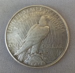 NUMISMÁTICA, USA, uma (1) moeda, 1 dólar, prata (900 milésimos), 1922 (cunhada na Philadelphia), 26,6gr, 38,1mm diâmetro, muito bom estado de conservação, popularmente conhecida como PEACE, designer Anthony de Francisni.