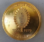 NUMISMÁTICA, Brasil, República, uma (1) medalha comemorativa ao Jubileu de Prata do CPOR-RJ (Centro Preparatório de Oficiais da Reserva do Rio de Janeiro), 1954 a 1979, confeccionada em bronze dourado, reverso com busto perfilado do Duque de Caxias (Luiz Alves de Lima e Silva), medindo 70 mm diâmetro.
