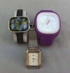 RELÓGIOS, três (3) de pulso distintos todos movimento quartz: 1 da marca MONDAINE (Mondaine Watch Ltd., relojoaria fundada em 1944, por Hans Hilfiker, em Zurique, Suíça), mostrador branco com algarismos arábicos, caixa, pulseira e tampa em aço, medindo 25 x 24 mm; 1 com design feito para NIKE, produzido na China, caixa em metal prateado, medindo 34 x 27 mm, multifuncional, pulseira emborrachada; 1 da marca CHAMPION, mostrador branco com algarismos arábicos, caixa em polímero, medindo 40 x 40 mm, pulseira emborrachada; todos usados, aparentemente em bom estado, possivelmente demandam nova bateria, não testados e sem garantias.