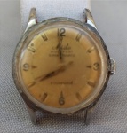 RELÓGIO, um (1) de pulso, da marca MIDO (fundada em 1918 por Georges Schaeren como MIDO GEORGES SCHAEREN & Co.; em 1934 lançou a linha MULTIFORT antimagnético; automático e a prova d'água e choque; ainda em funcionamento), mostrador com algarismos arábicos, modelo MULTIFORT, automático, parado, acrílico do dial arranhado e com bastante sinais de uso, caixa e tampa em aço, falta a pulseira, medindo 30 mm diâmetro, usado e sem garantia.