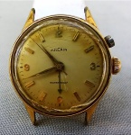 RELÓGIO, um (1) antigo de pulso da marca VULCAIN (fundada em 1858 por Maurice Ditisheim como MANUFACTURE DITISHEIM, em La Chaux-de-Fonds, Suiça; em 1894 mudou o nome para VULCAIN; em 1961 fundiu-se com as empresas Revue; Buser e Phenix e formou a MSR (Manufactures dHorlogerie Suisse Reunis SA); em 1990 foi vendido para PMH (Production et Marketing Hologerer) e mudou a sede para La Locle, ainda em funcionamento), mecânico, automático, funcionando, mostrador com algarismos arábicos, caixa em metal dourado, medindo 32 mm diâmetro, tampa em aço numerada 305006, cristal do dial com várias trincas, falta a pulseira, usado e sem garantia.