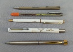COLECIONISMO, cinco (5) itens: 2 apontadores de losa retráteis, um da marca LASELVA, medindo aberto 62 cm, com propaganda da North American Aviation Incorporation e outro de origem japonesa, com propaganda da Northrop, medindo aberto 64 cm; 3 canetas esferográficas, com propagandas distintas: Cabe London; ABC e CONJEFAMER XXVIII, esta última da marca GARLAND  USA, todas as canetas usadas, não testadas e sem garantias, os apontadores estão em perfeito estado.