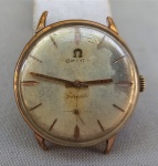 RELÓGIO, um (1) de pulso da marca OMEGA WATCH (em 1848 começou em uma pequena oficina em La Chaux de Fonds na Suíça, fundada por Louis Brandt; em 1879 Louis faleceu e seus filhos assumiram o negócio; em 1885 lançaram seu primeiro relógio produzido em massa; em 1892 lançaram seu primeiro relógio de repetição; em 1905 passou a ser o cronometrista oficial dos eventos esportivos na suíça; em 1932 foi o cronometrista dos jogos Olímpicos de Los Angeles, parceria que continua até a atualidade, atuando em mais de vinte Jogos Olímpicos; em 1962 seu modelo Speedmaster foi usado por um astronauta na missão Mercury Sigma 7; em 1965 a NASA tornou o modelo oficial para as Missões Espaciais; em 1969 fez a primeira viagem a lua; em 1990 ganhou popularidade como relógio oficial de James Bond), modelo SEAMASTER, caixa em metal dourado, tampa em aço numerada na parte interna 2277-1, medindo 34 mm diâmetro, acrílico do dial solto, mecanismo a corda com 17 rubis ou safiras, parado, falta a pulseira, usado e sem garantia.