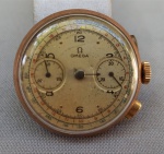 RELÓGIO, uma (1) máquina CRONÓGRAFO da marca OMEGA WATCH (em 1848 começou em uma pequena oficina em La Chaux de Fonds na Suíça, fundada por Louis Brandt; em 1879 Louis faleceu e seus filhos assumiram o negócio; em 1885 lançaram seu primeiro relógio produzido em massa; em 1892 lançaram seu primeiro relógio de repetição; em 1905 passou a ser o cronometrista oficial dos eventos esportivos na suíça; em 1932 foi o cronometrista dos jogos Olímpicos de Los Angeles, parceria que continua até a atualidade, atuando em mais de vinte Jogos Olímpicos; em 1962 seu modelo Speedmaster foi usado por um astronauta na missão Mercury Sigma 7; em 1965 a NASA tornou o modelo oficial para as Missões Espaciais; em 1969 fez a primeira viagem a lua; em 1990 ganhou popularidade como relógio oficial de James Bond), mostrador com algarismos arábicos, medindo 35 mm diâmetro, mecânico, a corda, com 17 rubis ou safiras, usado, funcionando e sem garantia.