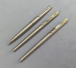 COLECIONISMO, três (3) canetas tinteiro da marca PARKER, confeccionadas em aço inox escovado: 1 Made in England e 2 Made in USA, usadas, não testadas e sem garantias.
