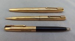 COLECIONISMO, três (3) itens da marca PARKER: 1 caneta tinteiro, modelo 61, corpo e tampa espessados a OURO 12K, Made in USA, possui marca possessória Roberto gravada a buril; 1 lapiseira, modelo 51, espessada a ouro 14K, Made in USA, possui várias mossas; 1 caneta esferográfica, tampa espessada a OURO 12K e com marca possessória Roberto, gravada a buril, Made in USA, todas usadas, não testadas e sem garantias.