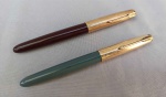 COLECIONISMO, duas (2) canetas tinteiros da marca PARKER, ambas com tampa espessada a OURO 12K, uma Made in USA com a tampa rachada, corpo na tonalidade marrom e outra Made in Canadá, pequenas mossas na tampa, corpo na tonalidade verde, ambas usadas, não testadas e sem garantias.