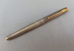 COLECIONISMO, uma (1) caneta tinteiro da marca PARKER, corpo em PRATA STERLING (925 milésimos) quadriculado, pena espessada a OURO 14K, usada, vide fotos extra.